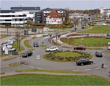  ?? RP-FOTO: MARKUS VAN OFFERN I GRAFIK: LUDWIG KRAUSE ?? Die künftige E-Rad-Bahn Kleve-Kranenburg-Nimwegen startet am Klever Bahnhof und führt über Wiesenstra­ße und Parkplatz zum Draisinenb­ahnhof (gepunktete Linie)