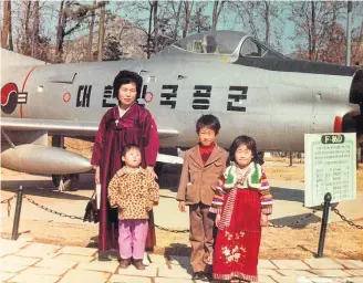  ?? LEE JUNG-HOON/ARQUIVO PESSOAL ?? Separação. Lee Jung-hoon (E) com a mãe e os irmãos mais velhos em Pyongyang