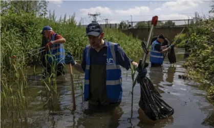  ?? ?? Volunteers Clean up the River Lea Tributary In Enfield, North London. Photograph: Dan Kitwood/Getty Images