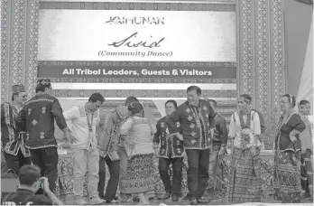  ?? Leo Timogan/CIO Tagum ?? CITY OFFICIALS, Hon. Alvarez, and tribal chieftains dance to a sisid (community dance) after the pag-umbas, encouragin­g guests and visitors to do the same with them.