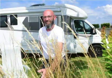  ?? FOTO MIA UYDENS ?? Peter Van de Mierop bij zijn camper: “Ik ben daar nooit mee in Herent geweest, maar toch werd ik er geflitst. Dat kan dus niet.”