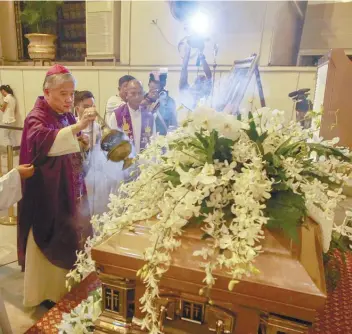  ?? SUNSTAR FOTO / ARNI ACLAO ?? DAY TWO. Catholic Bishops’ Conference of the Philippine­s president Socrates Villegas celebrates a holy mas on the second day of Cebu Archbishop Emeritus Ricardo Cardinal Vidal’s wake at the Cebu Metropolit­an Cathedral.