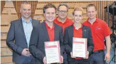  ?? FOTO: CHRISTOPH KLAWITTER ?? Philipp Löffler (vorne, von links) und Katharina Rothmund freuen sich mit Roland Längle (hinten, von links), Pius Binder und Jürgen Rothmund über die Ehrungen.