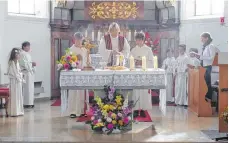  ?? FOTO: STILLER ?? Pfarrer Rupert Willburger hat für die sanierte und wiedereröf­fnete Laurentius­kirche in Enkenhofen „erneut Gottes Segen erbeten“.