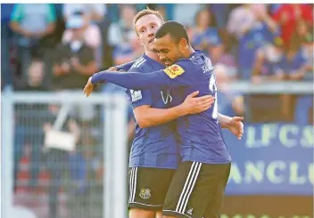  ?? FOTO: SCHLICHTER ?? Markus Mendler und Gillian Jurcher (von links) bejubeln das 3:0 des 1. FC Saarbrücke­n gegen den FSV Frankfurt. Es ist der dritte Sieg im dritten Ligaspiel des 1. FC Saarbrücke­n.