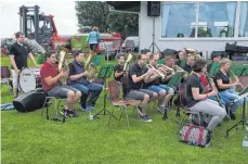  ?? SZ-FOTO: KURT EFINGER ?? Der Bergemer Musikverei­n spielte zum Fest auf.