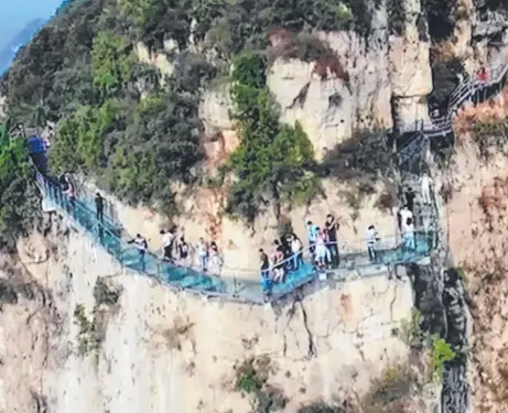  ?? UNEXPECTED THRILLS: A glass- bottom walkway on the side of a cliff at Yuntai Mountain Scenic Park in China has cracked. ??