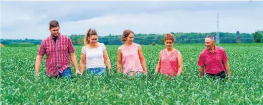  ??  ?? Une belle histoire de famille que celle de Samuel, Marie-Eve, Mylène, Carole et Robert Ostiguy, les cinq copropriét­aires de la Ferme Janot, à Ange-Gardien.