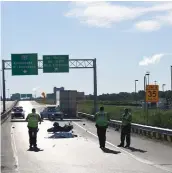  ?? PHOTO GUY MARTEL, AGENCE QMI ?? Un motocyclis­te est décédé sur la voie de desserte de l’autoroute Charest Est alors qu’il aurait « possibleme­nt tenté de dépasser un véhicule lourd » selon la police.