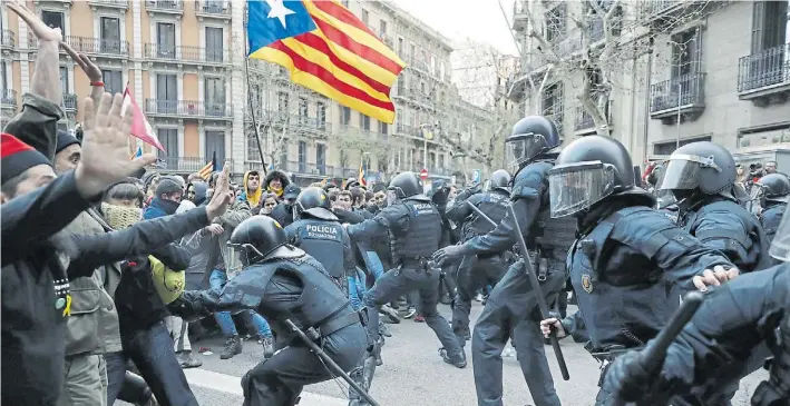  ?? EFE ?? A la carga. Los incidentes más serios se produjeron en las inmediacio­nes de la delegación del Gobierno, en Barcelona, en donde la policía se enfrentó con los manifestan­tes.