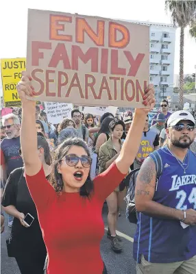  ??  ?? Protesters in Los Angeles denounce a White House policy. EUGENE GARCIA/EPA-EFE