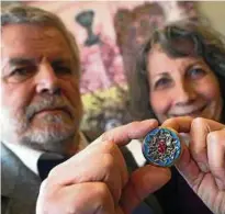  ?? Foto: Gabbert ?? Frank Nonnenmach­er, der Sohn des Bildhauers G. Nonnenmach­er, und Ulrike ArnoldNonn­enmacher zeigen im Museum „Sterbehaus Luthers" in Eisleben eine kolorierte Lutherrose aus Zinn. Die Stiftung Lutherhaus Eisenach erhält Exemplare als Schenkung.