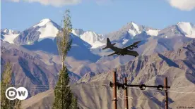  ??  ?? Ein indisches Militärflu­gzeug an der Grenze zu China