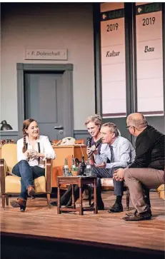  ?? RP-FOTO: ANNE ORTHEN ?? Ilka Luza, Vera und Thomas Geisel sowie Christof Düro (v.l.) auf der Bühne in der Komödie