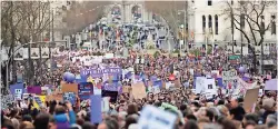  ??  ?? manifestan­tes en Madrid en el marco del Día internacio­nal de la Mujer