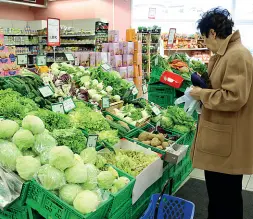  ?? ?? Spesa Le cassette di frutta e verdura in un supermerca­to L’Unione propone negozi nelle zone residenzia­li
