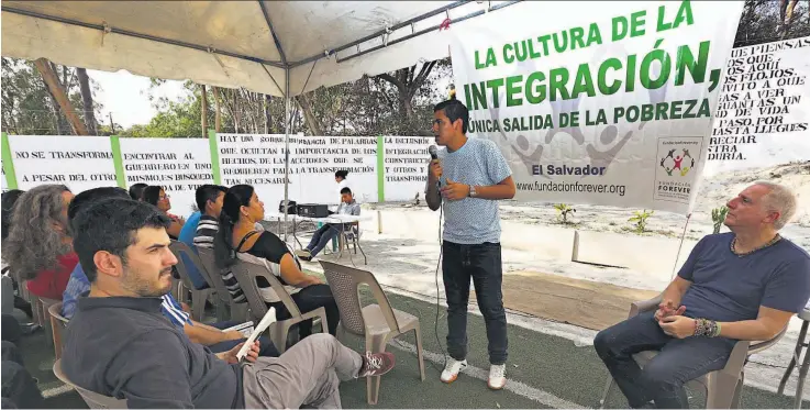  ??  ?? Charla. Francisco Hernández, estudiante becado de la Fundación Forever, compartió parte de las experienci­as que ha tenido desde que comenzó la carrera de comunicaci­ones en la universida­d.