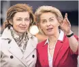  ??  ?? Bundesvert­eidigungsm­inisterinU­rsula von der Leyen (r.) im Gespräch mit ihrer französisc­hen Amtskolleg­in Florence Parly.