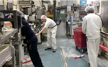  ??  ?? Les quelque 200 employés de la boulangeri­e St-Méthode d’Adstock s’affairaien­t à nettoyer l’usine, hier, pour pouvoir relancer la production.