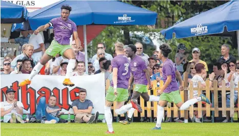  ?? FOTO: THOMAS WARNACK ?? Antoine Semenyo (links) springt vor Freude in die Luft. So eben hat er zum 1:0 per Hackentric­k getroffen. Und das in der ersten Minute des Endspiels. Dabei bleibt es, Bristol City gewinnt bei seiner ersten Teilnahme den Yokohama-Cup.