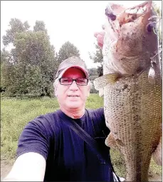  ?? Photo by Charles Fowler ?? Charles Fowler took this fishy selfie on Aug. 6 after catching this 5-pound black bass in Lake Bella Vista.