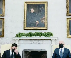  ?? BRENDAN SMIALOWSKI / AFP ?? Biden (dreta) va rebre Zelenski al despatx oval