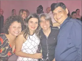  ??  ?? Lourdes Román Páez junto con Raquel Duarte Acosta y Alberto Rodríguez, del primer anillo de Zacarías.