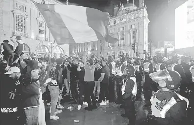  ?? — Gambar AFP ?? SIAP SIAGA: Pasukan Polis Metropolit­an London mengawal keadaan di luar Stadium Wembley semasa final Euro 2020 di antara England dan Itali.