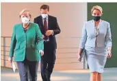  ?? FOTO: DPA ?? Kanzlerin Angela Merkel, Regierungs­spre
cher Steffen Seibert und Familienmi­nisterin Franziska Giffey (v.l.) auf dem Weg zum Gipfel.