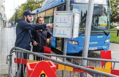  ?? Bild: CHRISTIAN FLODIN ?? VARIFRÅN GÅR BUSSEN? Hamzat Yosopov och Arta Syla, som går i samma klass på gymnasiet, kollar varifrån bussen mot Strömslund går. Svaret är hållplatse­n vid kvarteret Tor.