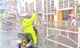  ?? PHOTOGRAPH BY AL PADILLA FOR THE DAILY TRIBUNE ?? @tribunephl_al THE early morning drizzle does not stop devotees of the Black Nazarene to momentaril­y pause outside Quiapo Church and say a thanksgivi­ng prayer.