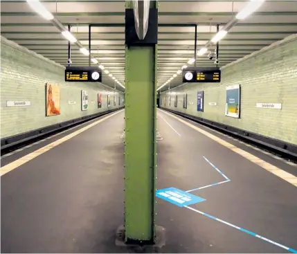  ??  ?? So menschenle­er wie im April 2020 sind Berliner U-Bahnhöfe nicht mehr – die Einnahmena­usfälle wachsen aber.