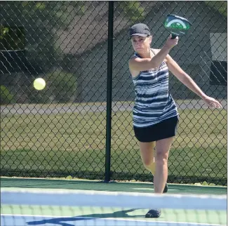  ?? Bennett Horne/The Weekly Vista ?? Jen Edwards sends a shot back over the net during Metfield Park pickleball action Sunday afternoon.