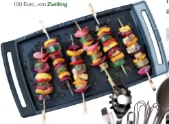  ??  ?? Aromafreun­d Auf der Plancha grillen Sie wie in Spanien - mit hohen Temperatur­en und viel Marinade. Kleines Grillgut kann nicht durch den Rost fallen; 169 Euro, von Staub