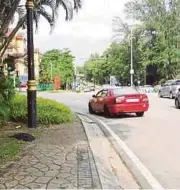  ?? COURTESY OF READER ?? Residents urge MBSA to install a signboard indicating motorists can turn left into Jalan Liku 8/1 if there is no vehicle from the opposite direction.PIC