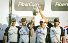  ??  ?? Cambiasso’s team lifting Argentine Open trophy