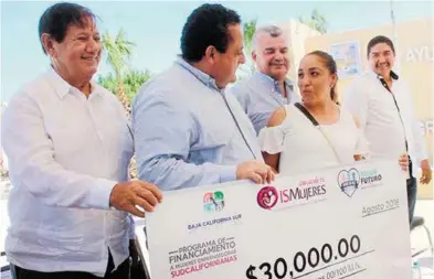  ?? Arturo Corona ?? En el marco de la gira de trabajo del gobernador Carlos Mendoza se entregaron 4 créditos a mujeres emprendedo­ras.