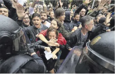  ?? Ferran Nadeu ?? Participan­ts en la votació de l’1 d’octubre del 2017 increpen la policia.