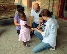  ??  ?? In Africa Una coppia italiana con la figlia tra quelle coinvolte nella vicenda dei bimbi bloccati in Congo poi fatti entrare in Italia nel 2014