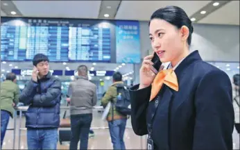  ?? WANG ZHUANGFEI / CHINA DAILY ?? Gong Xiaopei, a “pickup worker”, contacts passengers at Beijing Capital Internatio­nal Airport in December.