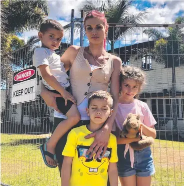  ?? Picture: SARAH NICHOLSON ?? SAFE: Lani Deacon and her children Locky, 3, Brenden, 4, and Elle-Louise, 8, at their Gibson Street home three days after the building was destroyed by fire.