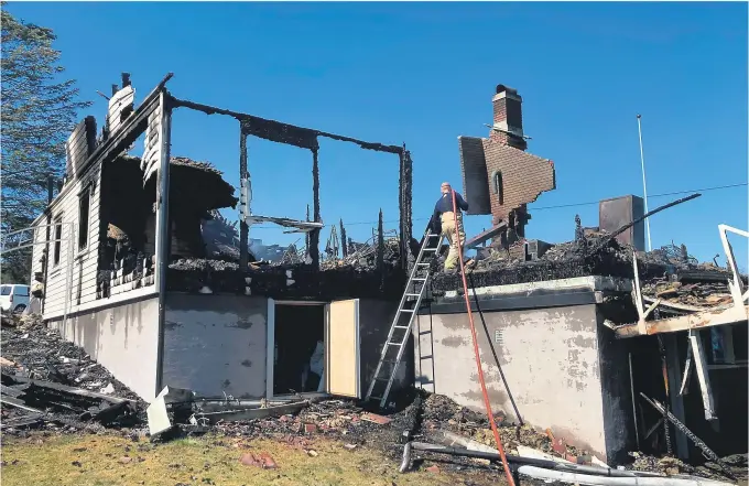  ?? BEGGE FOTO: ANDREAS SOLTVEDT ?? VOLDSOMME KREFTER: Politiet fikk melding om husbrannen klokka 01.37 på natta. Dette bildet er tatt den påfølgende dagen.