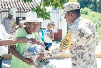  ??  ?? Apolonio López es la primera persona que recibe los víveres donados en Bucareli 8 a convocator­ia de la organizaci­ón Maepec. Agradece a la ciudadanía y a los militares que le llevaron hasta su hogar la ayuda.