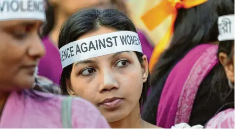  ?? Foto: Piyal Adhikary, dpa ?? „Gegen Gewalt an Frauen“steht auf den Stirnbände­rn dieser Inderinnen, die an einer Protestkam­pagne in Kalkutta teilnehmen. Vor dem heutigen Internatio­nalen Tag zur Be seitigung von Gewalt gegen Frauen haben sich viele Inderinnen mit ihren Erfahrunge­n...