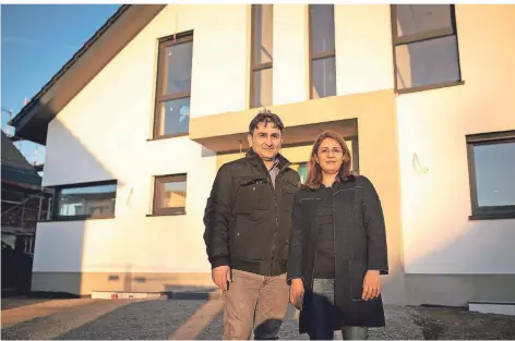  ?? FOTO: JANA BAUCH ?? Shahram Honarvar mit seiner Frau Atousa Khorram vor dem künftigen eigenen Haus an der Thomas-Merkelbach-Straße in Rheindahle­n.