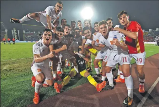  ??  ?? ALEGRÍA. Los futbolista­s españoles celebran sobre el césped del Estadio Internacio­nal Indira Gandhi, en Guwahati (India).