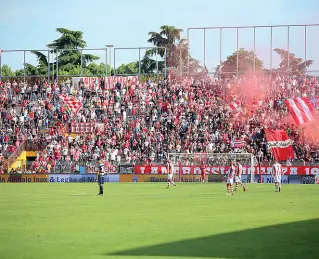  ??  ?? Vicenza I tifosi biancoross­i in attesa dei primi colpi di mercato in vista della prossima stagione in serie C dopo l’arrivo di Renzo Rosso