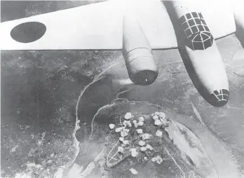  ??  ?? 日军轰炸机在重庆上空­投弹