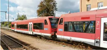  ?? Foto: jsto ?? Derzeit ist am Mindelheim­er Bahnhof wegen der Bauarbeite­n an der Strecke München – Lindau nur ein Gleis in Betrieb. Beim Bahnhofste­st schnitt Mindelheim vor allem wegen des vielen herumliege­nden Mülls nicht gut ab.