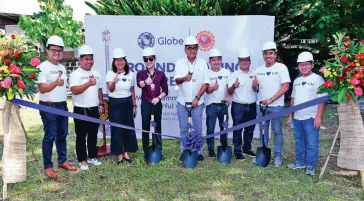  ??  ?? DR. TORRES Jr. with Globe and UM executives at the site for groundbrea­king of the Globe tower.